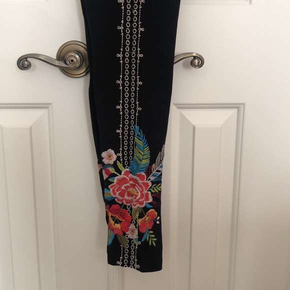 JW Los Angeles Floral Embroidered Black Leggings - Picture 12 of 16